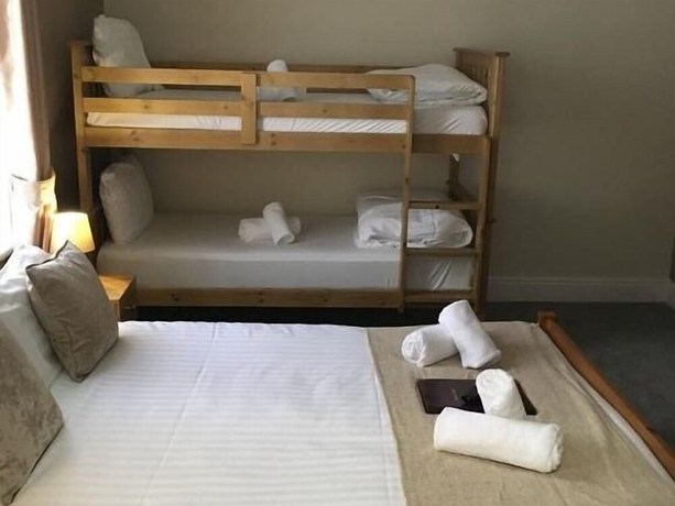 Imagen de la habitación del Hotel Hilbre. Foto 7