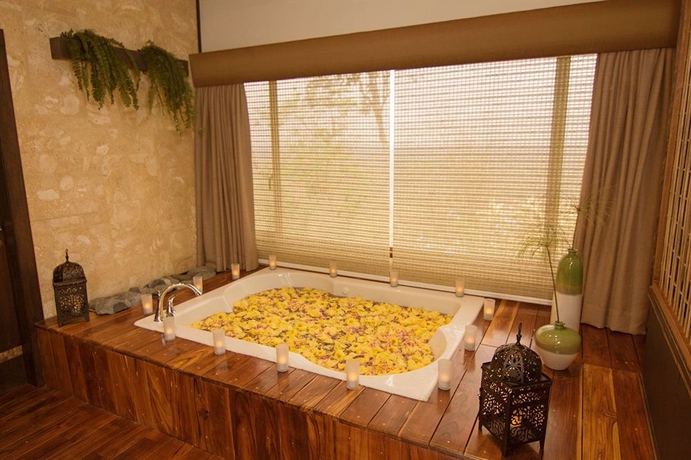 Imagen de la piscina del Hotel Hillary Nature Resort Spa. Foto 13