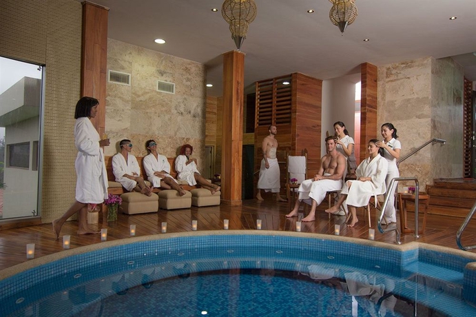 Imagen de la piscina del Hotel Hillary Nature Resort Spa. Foto 16