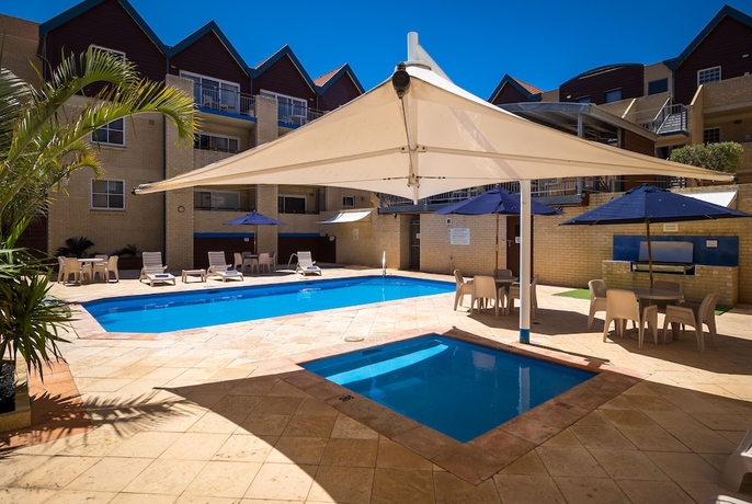 Imagen de la piscina del Hotel Hillarys Harbour Resort. Foto 19