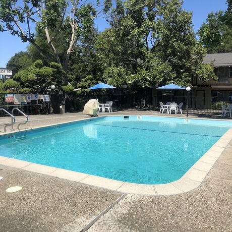 Imagen general del Hotel Hillside Inn, Santa Rosa. Foto 4