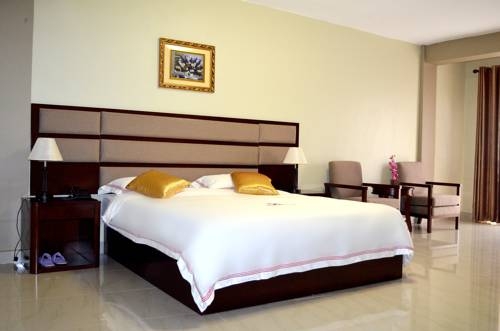 Imagen de la habitación del Hotel Hillside Plaza. Foto 2