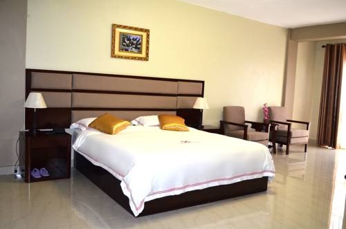 Imagen de la habitación del Hotel Hillside Plaza. Foto 6