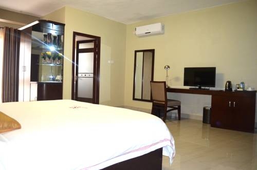 Imagen de la habitación del Hotel Hillside Plaza. Foto 7