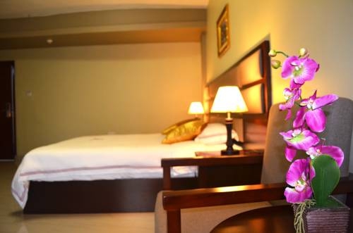 Imagen de la habitación del Hotel Hillside Plaza. Foto 8