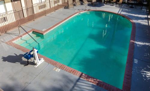 Imagen de la piscina del Hotel Hillstone Inn Tulare, Ascend Hotel Collection. Foto 5