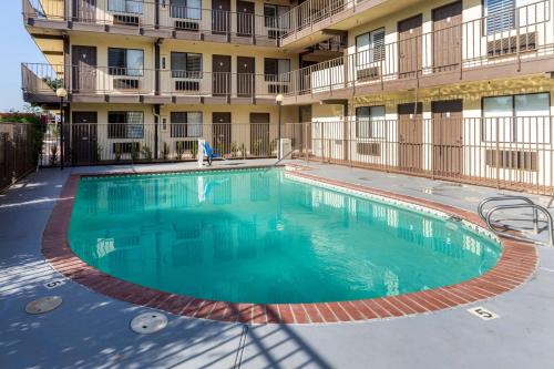 Imagen de la piscina del Hotel Hillstone Inn Tulare, Ascend Hotel Collection. Foto 6