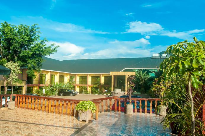 Imagen de los exteriores del Hotel Hilltop Country Club. Foto 15