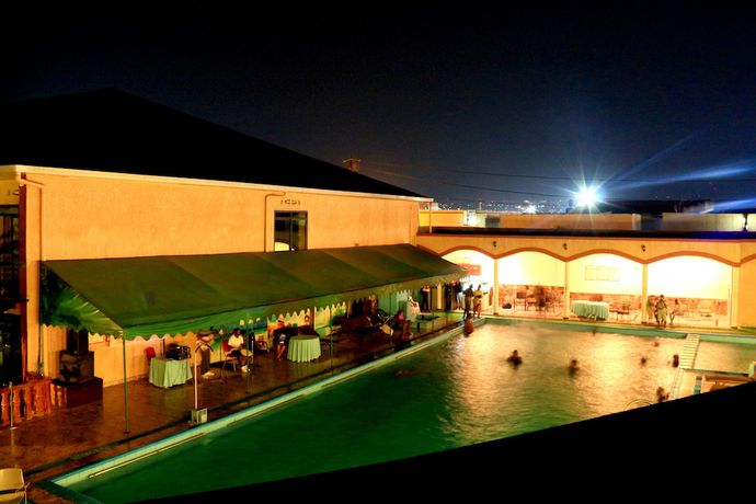 Imagen del bar/restaurante del Hotel Hilltop Country Club. Foto 4