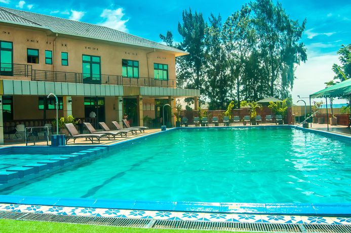 Imagen de la piscina del Hotel Hilltop Country Club. Foto 20
