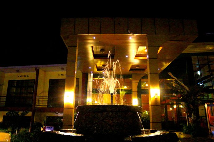 Imagen de los exteriores del Hotel Hilltop Country Club. Foto 16