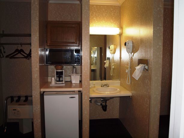 Imagen de los exteriores del Hotel Hilltop Express Inn. Foto 13