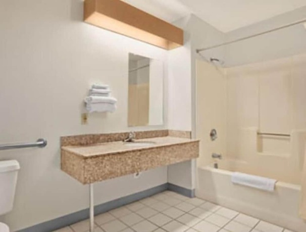 Imagen de la habitación del Hotel Hilltop Inn, Pittsburgh. Foto 19