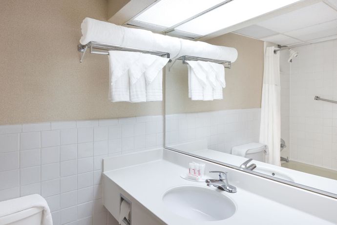 Imagen de la habitación del Hotel Hilltop Inn & Suites, Yonkers. Foto 7