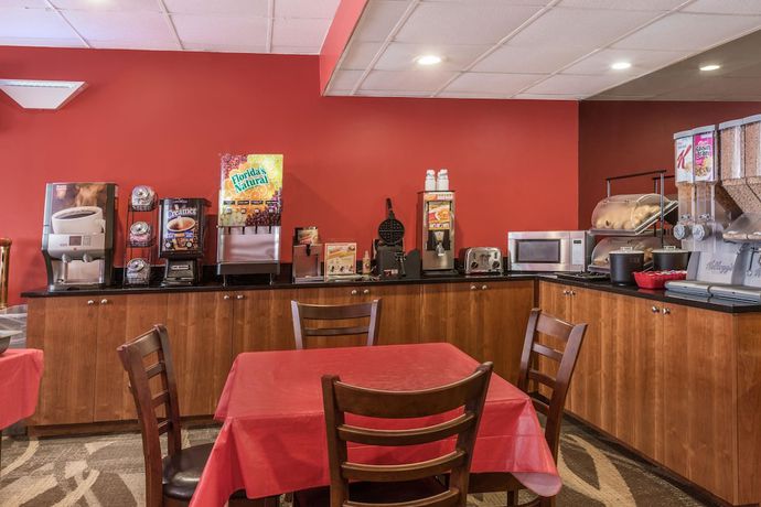 Imagen del bar/restaurante del Hotel Hilltop Inn & Suites, Yonkers. Foto 2