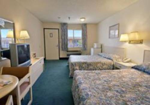 Imagen de la habitación del Hotel Hilltop Inn and Suites. Foto 3