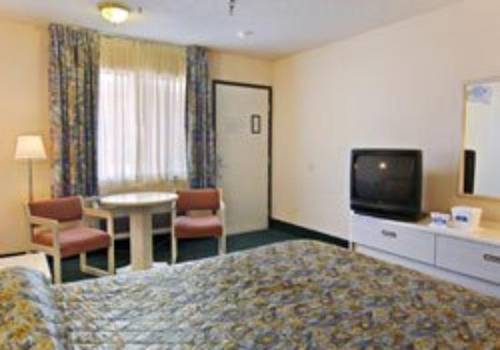 Imagen de la habitación del Hotel Hilltop Inn and Suites. Foto 4