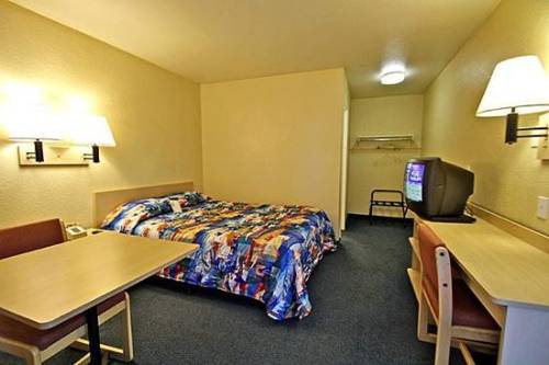 Imagen de la habitación del Hotel Hilltop Inn and Suites. Foto 5