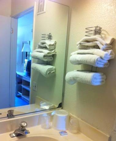 Imagen de la habitación del Hotel Hilltop Inn and Suites. Foto 7