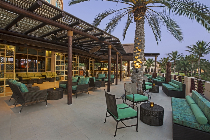 Imagen del bar/restaurante del Hotel Hilton Al Hamra Beach & Golf Resort. Foto 3