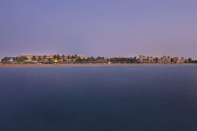 Imagen de los exteriores del Hotel Hilton Al Hamra Beach & Golf Resort. Foto 11