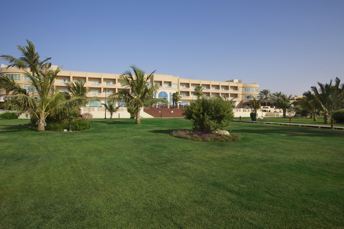 Imagen de los exteriores del Hotel Hilton Al Hamra Beach & Golf Resort. Foto 12