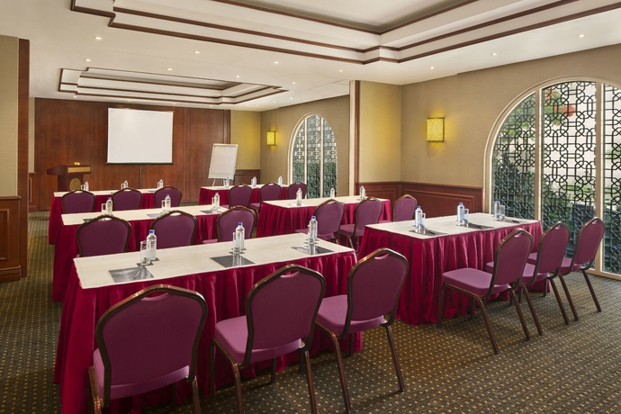 Imagen de los interiores del Hotel Hilton Al Hamra Beach & Golf Resort. Foto 16