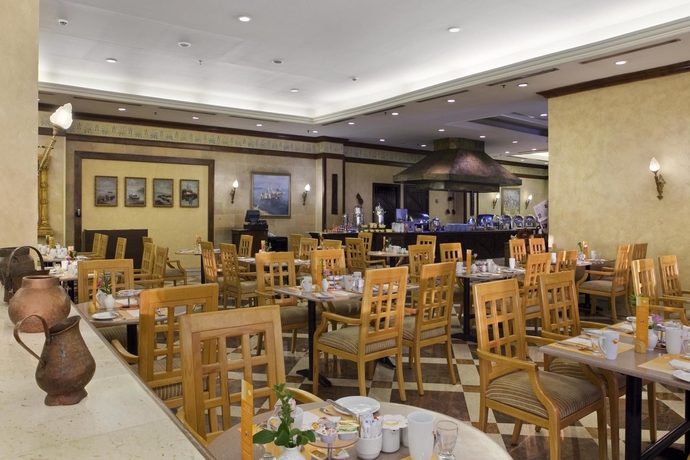 Imagen del bar/restaurante del Hotel Hilton Alexandria Green Plaza. Foto 3