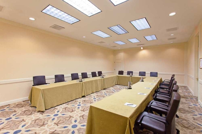 Imagen de los interiores del Hotel Hilton Alexandria Mark Center. Foto 4