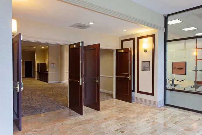 Imagen de los interiores del Hotel Hilton Alexandria Mark Center. Foto 5