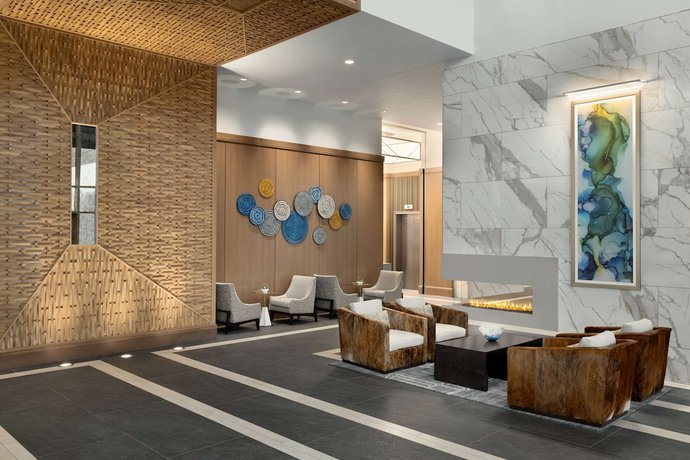 Imagen de los interiores del Hotel Hilton Alpharetta Atlanta. Foto 14
