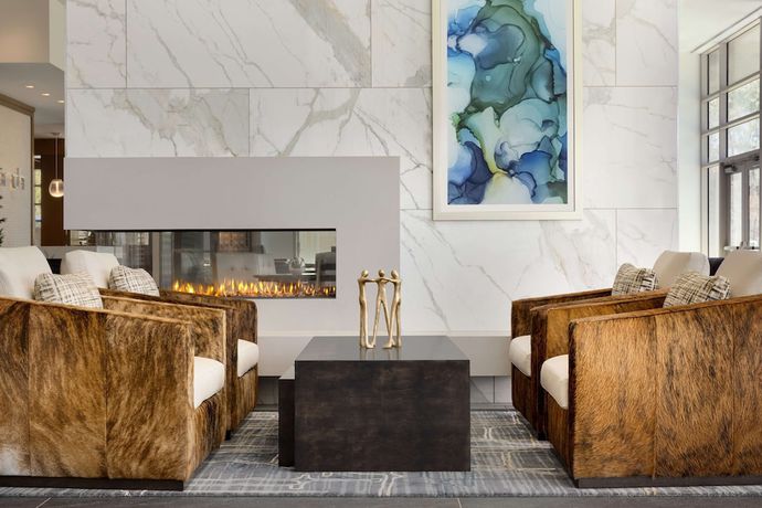 Imagen de los interiores del Hotel Hilton Alpharetta Atlanta. Foto 15