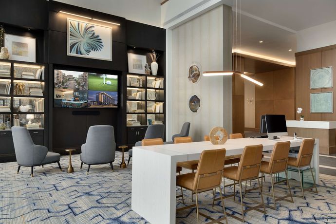 Imagen de los interiores del Hotel Hilton Alpharetta Atlanta. Foto 17