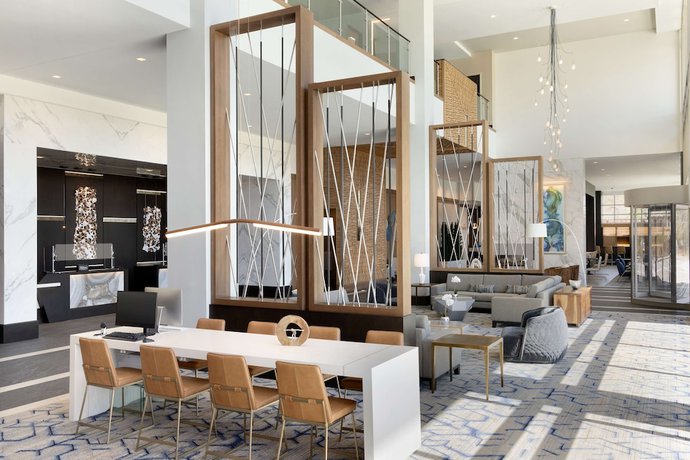 Imagen de los interiores del Hotel Hilton Alpharetta Atlanta. Foto 18