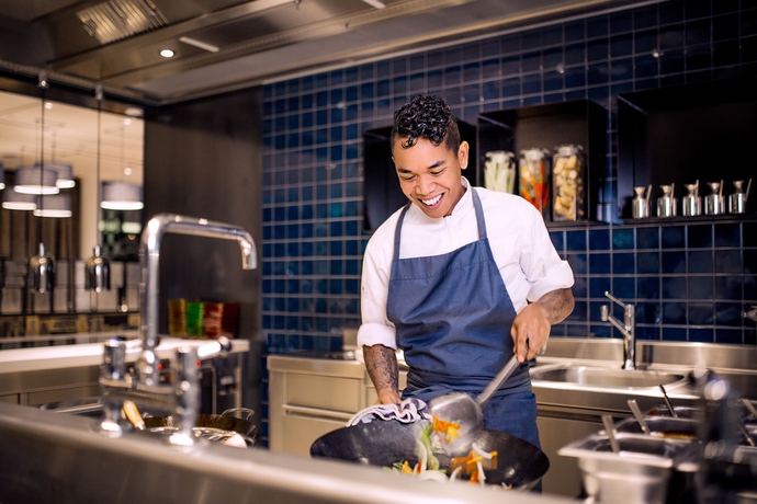 Imagen del bar/restaurante del Hotel Hilton Amsterdam Airport Schiphol. Foto 2