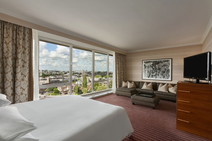Imagen de la habitación del Hotel Hilton Amsterdam. Foto 7