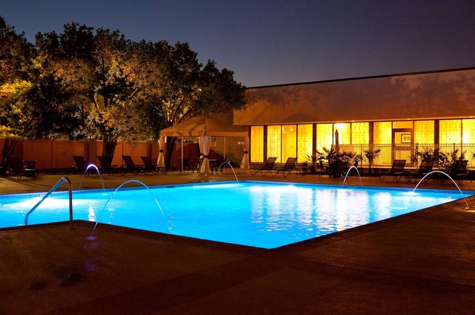 Imagen de la piscina del Hotel Hilton Arlington, ARLINGTON. Foto 19