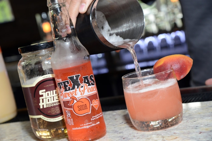 Imagen del bar/restaurante del Hotel Hilton Arlington, ARLINGTON. Foto 4