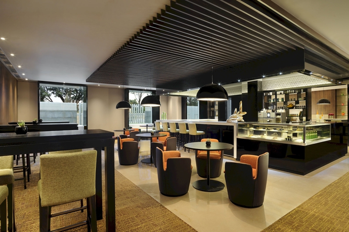 Imagen del bar/restaurante del Hotel Hilton Bangalore Embassy Golflinks. Foto 3