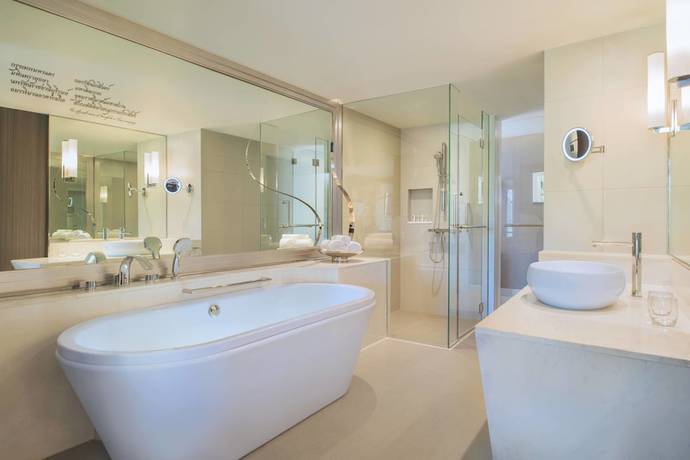 Imagen de la habitación del Hotel Hilton Bangkok Suvarnabhumi Golf Resort & Spa. Foto 13