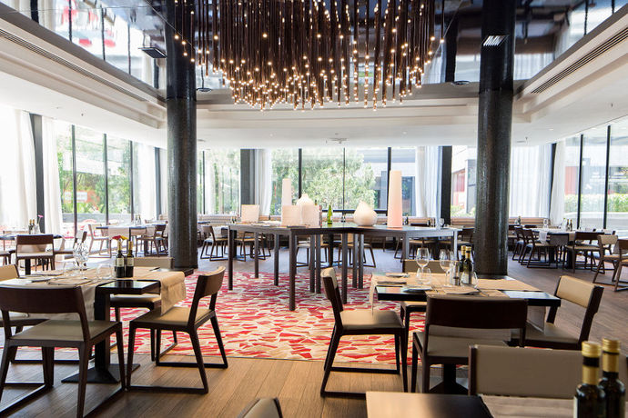 Imagen del bar/restaurante del Hotel Hilton Barcelona. Foto 8