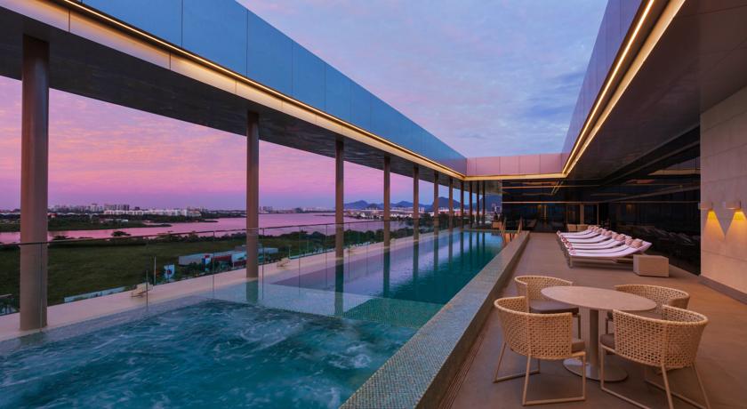 Imagen de la piscina del Hotel Hilton Barra Rio De Janeiro. Foto 14