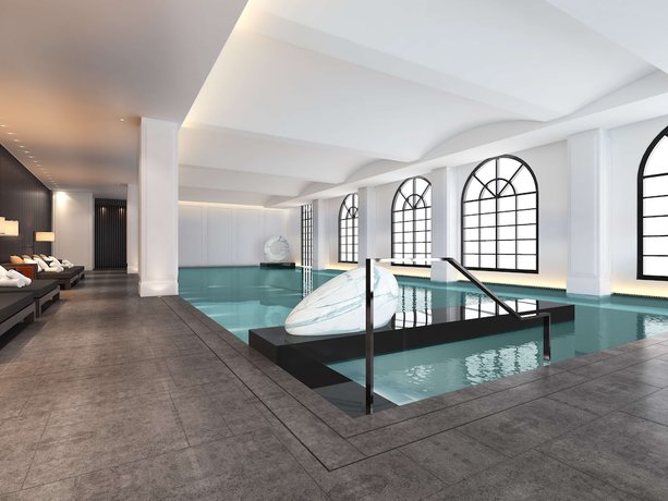 Imagen de la piscina del Hotel Hilton Beijing Daxing. Foto 20