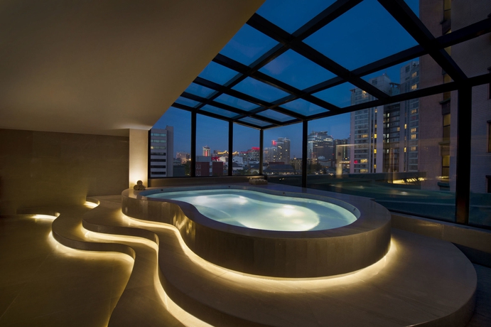 Imagen de la piscina del Hotel Hilton Beijing. Foto 14