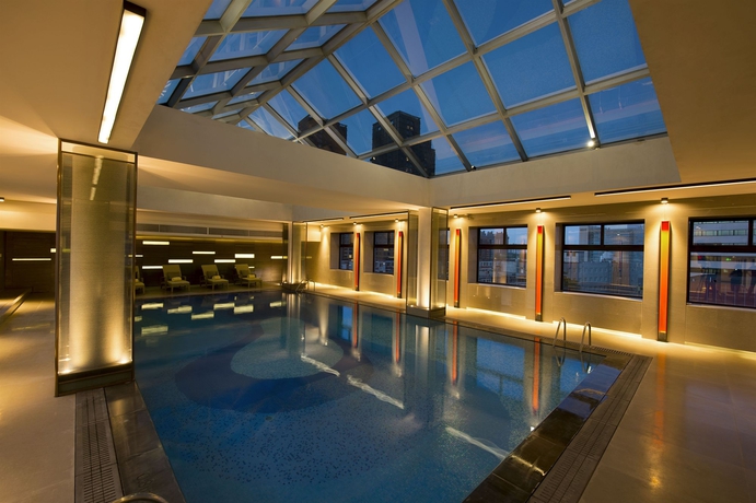 Imagen de la piscina del Hotel Hilton Beijing. Foto 15