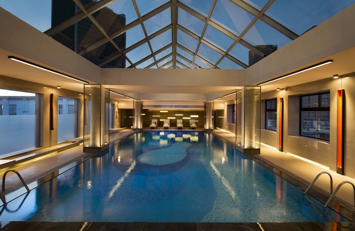 Imagen de la piscina del Hotel Hilton Beijing. Foto 16