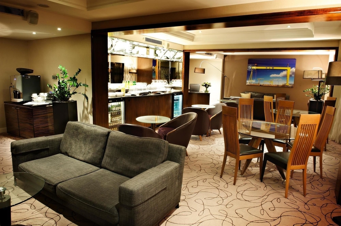Imagen de los interiores del Hotel Hilton Belfast. Foto 9