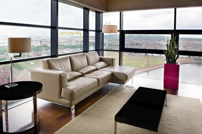 Imagen de los interiores del Hotel Hilton Belfast. Foto 10