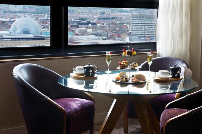 Imagen de los interiores del Hotel Hilton Belfast. Foto 13