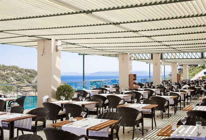 Imagen del bar/restaurante del Hotel Hilton Bodrum Turkbuku Resort & Spa. Foto 4